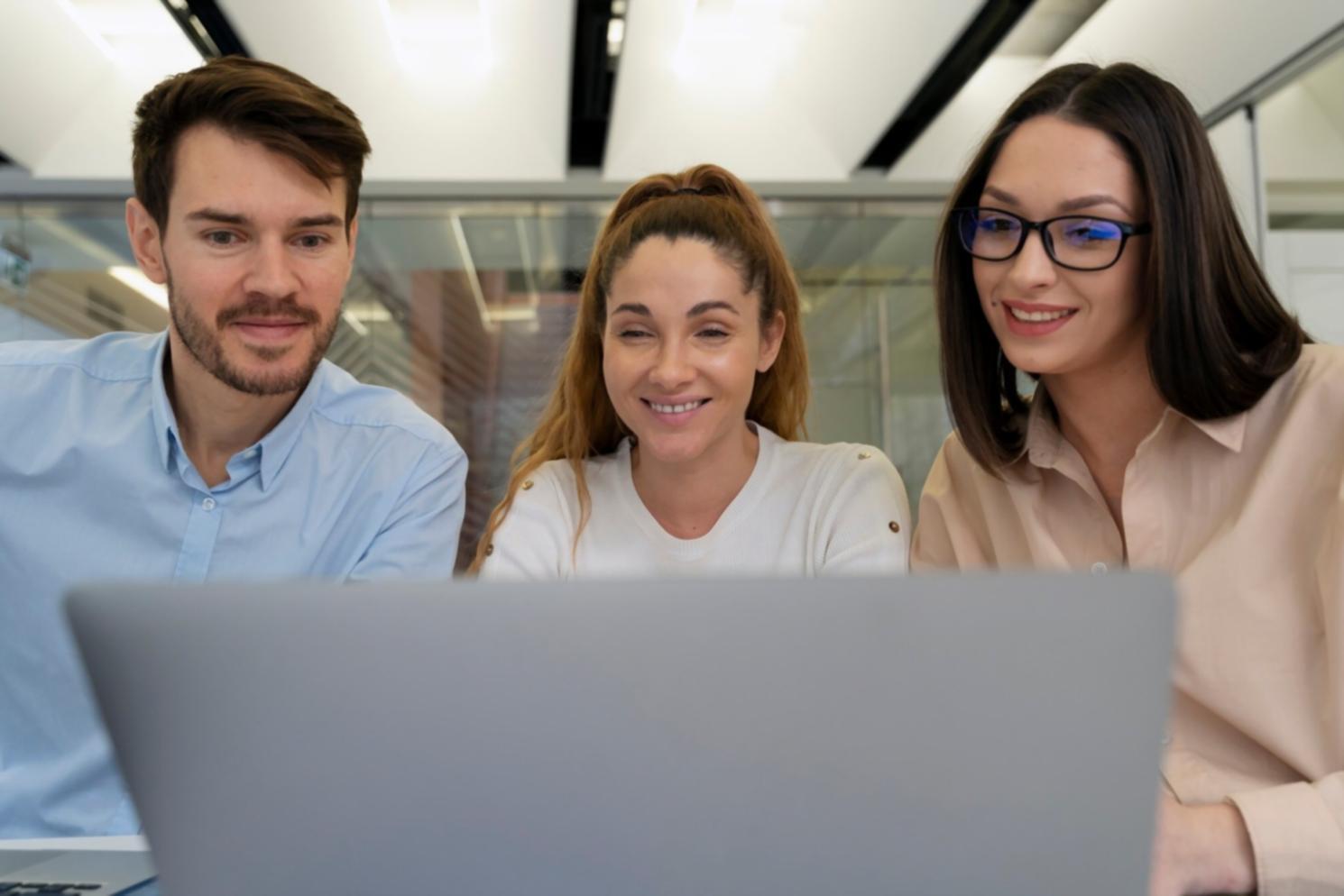 Étudiant en finance travaillant efficacement depuis son domicile